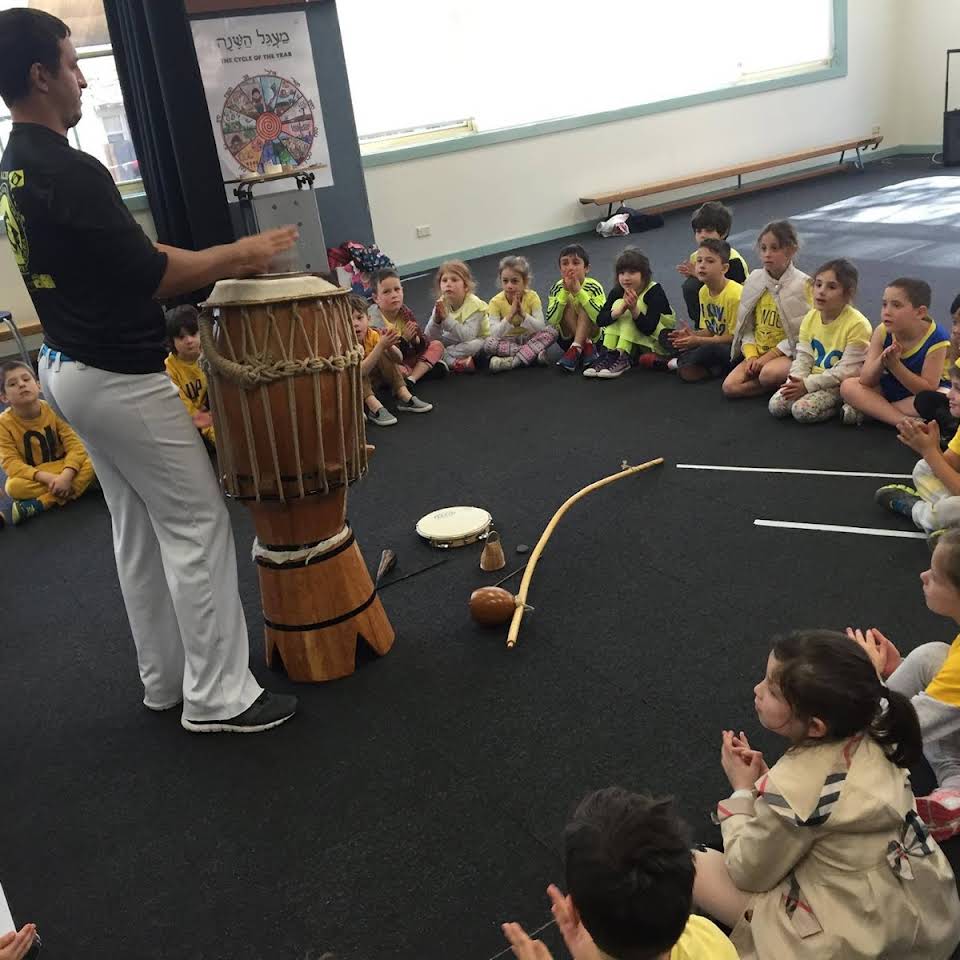 Camaleão running a Capoeira kids workshop.